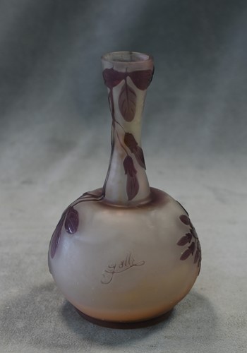 Lot 4 - Emile Gallé (French, 1846-1904), an amethyst cameo glass 'Banjo' vase