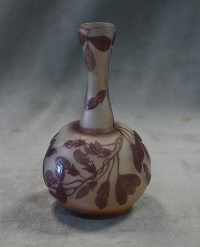 Lot 4 - Emile Gallé (French, 1846-1904), an amethyst cameo glass 'Banjo' vase