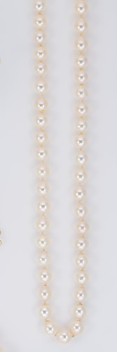 Lot 171 - A single row of cultured freshwater pearls and pearl ear studs en suite