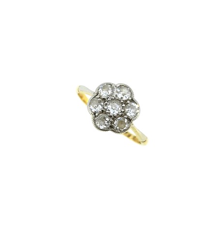 Lot 124 - A 20th century diamond cluster ring