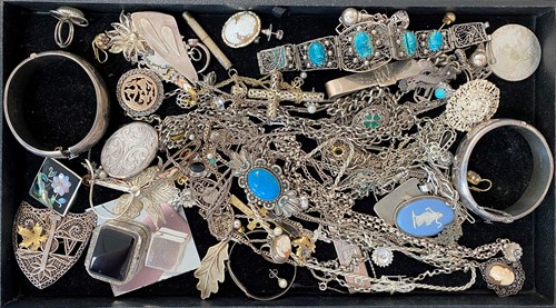 Lot 395 - A large collection of silver and white metal...