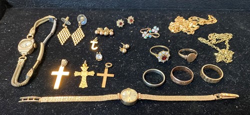 Lot 390 - A collection of gold jewellery including five...