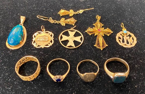 Lot 391 - A collection of jewellery including, four...