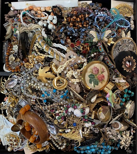 Lot 399 - A large collection of bead and costume jewellery
