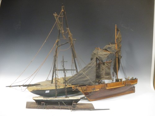 Lot 116 - 2 models of ships