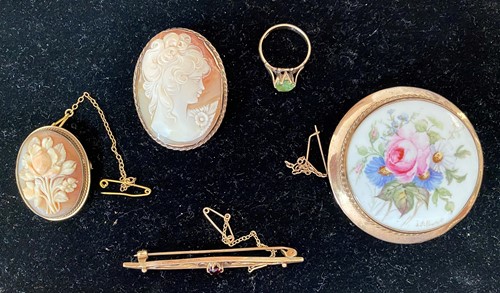 Lot 382 - A collection of jewellery including a bust...