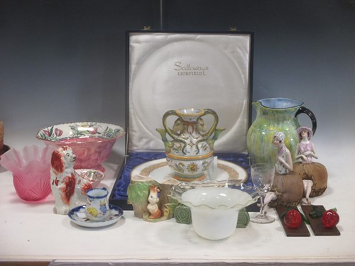 Lot 105 - A collection of pottery and decorative...
