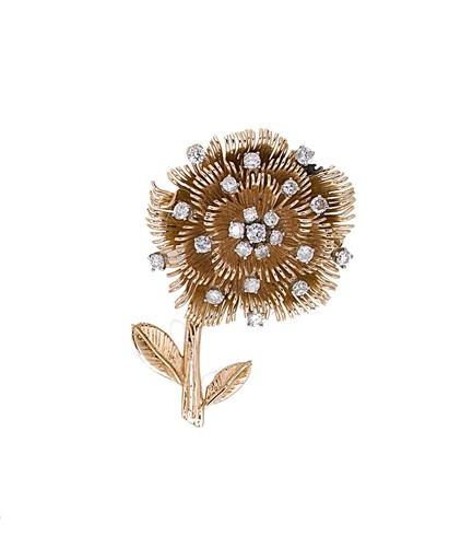 Lot 206 - A diamond set flower pendant/brooch