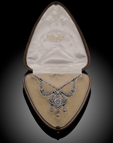 Lot 257 - A Belle Époque diamond necklet