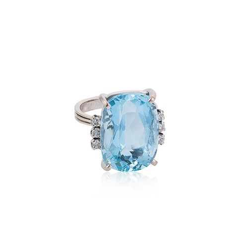 Lot 136 - A modern aquamarine and diamond set cocktail ring