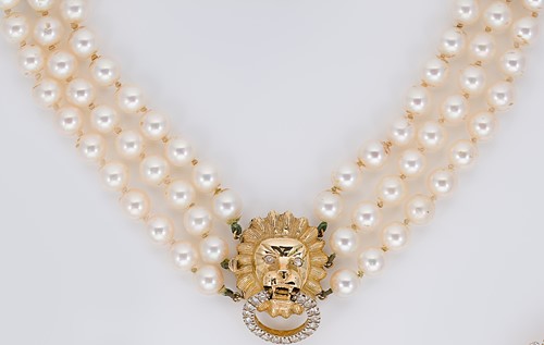 Lot 204 - A cultured pearl choker with decorative clasp