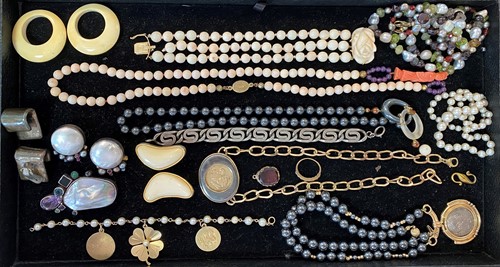 Lot 396 - A collection of jewellery including a chain...