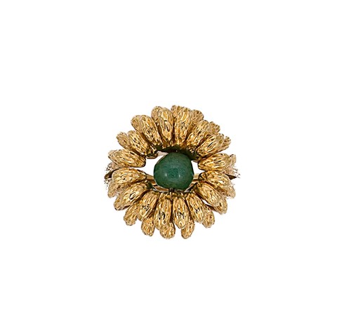 Lot 151 - An aventurine quartz set flower ring