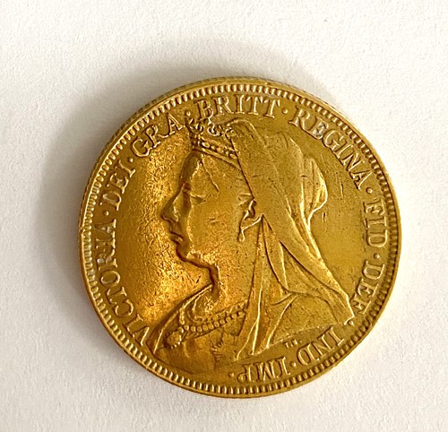 Lot 33 - A Victoria 'Old Head' full sovereign