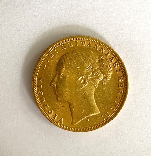 Lot 35 - A Victoria 'Young Head' full sovereign