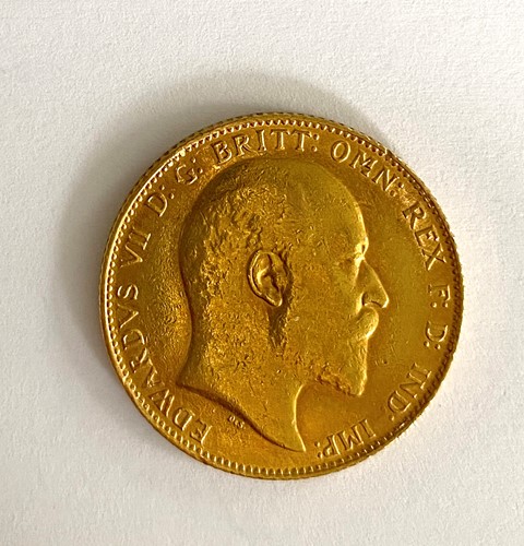 Lot 37 - A 'Kings Head' full sovereign