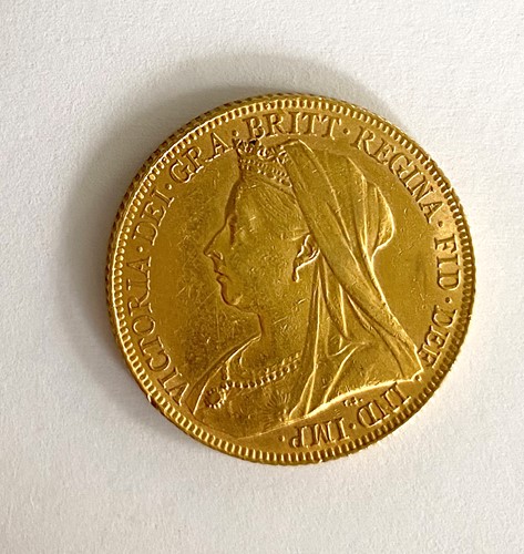 Lot 38 - A Victoria 'Old Head' full sovereign