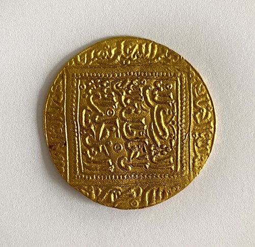 Lot 83 - An Arabic gold coin