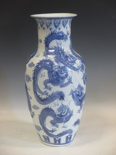 Lot 39 - A large Chinese blue and white vase with...