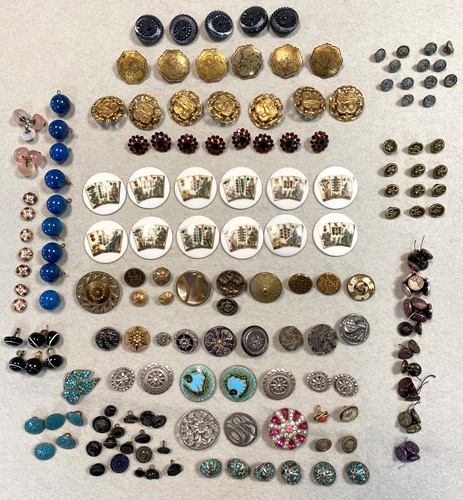 Lot 626 - A collection of assorted vintage buttons