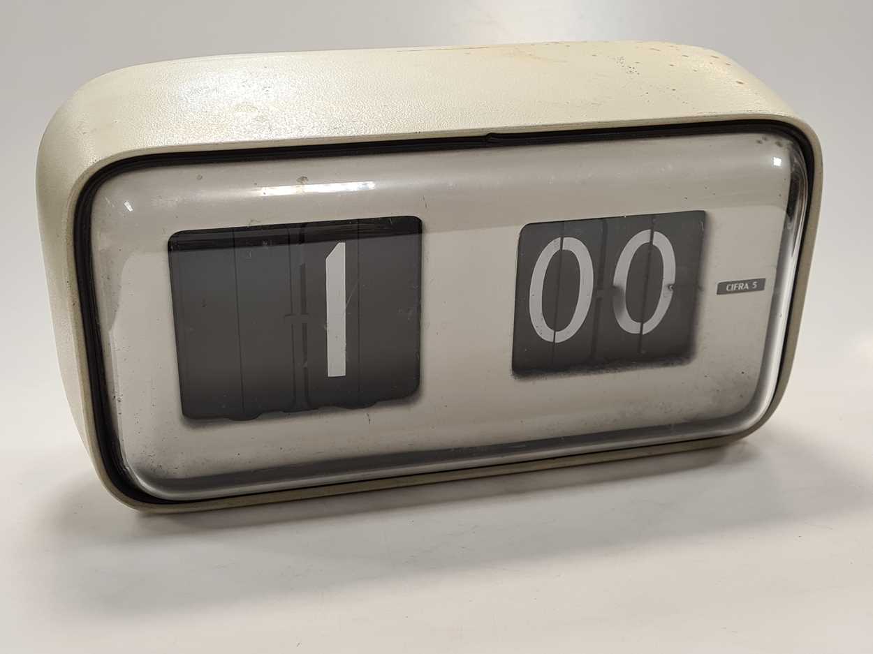 Lot 320 - A Solari flip clock 'Cifra 5', painted metal...