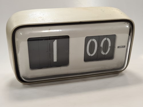 Lot 320 - A Solari flip clock 'Cifra 5', painted metal...