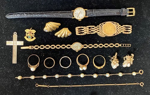 Lot 386 - A collection of jewellery including a stone...
