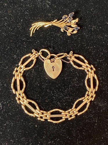 Lot 384 - A hallmarked 9ct gold gate bracelet and a...