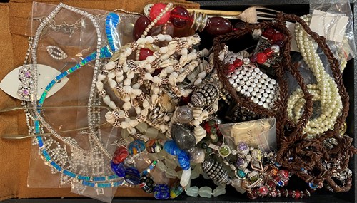 Lot 404 - A collection of costume jewellery and beads