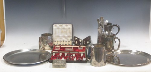 Lot 422 - A quantity of silverplated and other wares to...