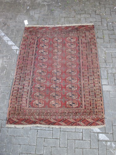 Lot 728 - An early 20th century tekke rug, 185 x 131cm