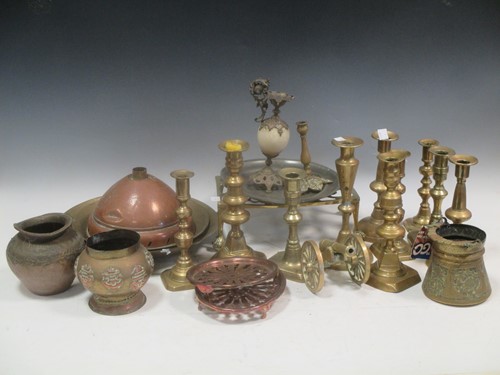 Lot 142 - A box of brass/ copper items to include...