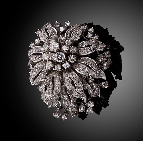 Lot 197 - A diamond set stylised chrysanthemum brooch