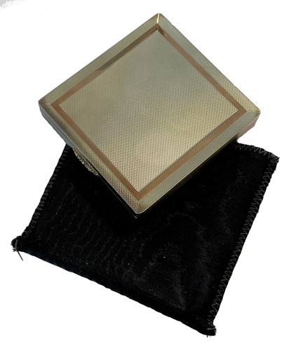 Lot 309 - A 20th century two colour travelling compact