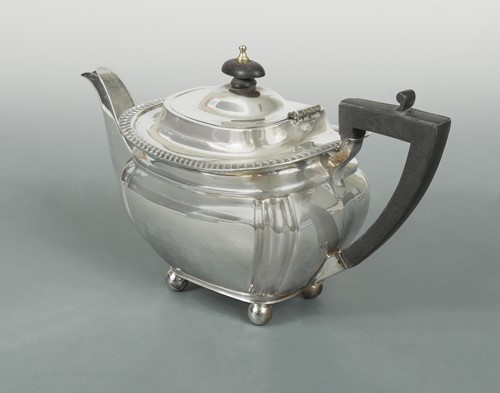 Lot 456 - A George V silver teapot