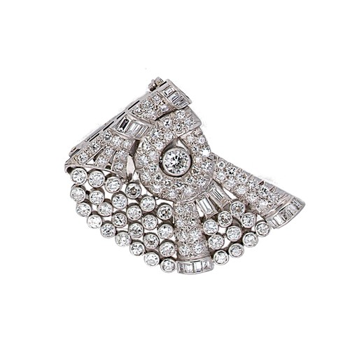 Lot 196 - A diamond fan brooch