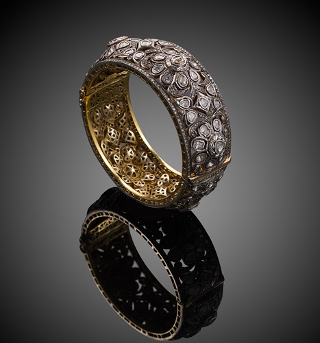 Lot 258 - An Indian polki diamond bangle