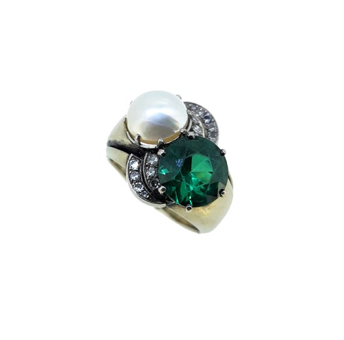 Lot 153 - A mabé pearl, soudé emerald and diamond ring