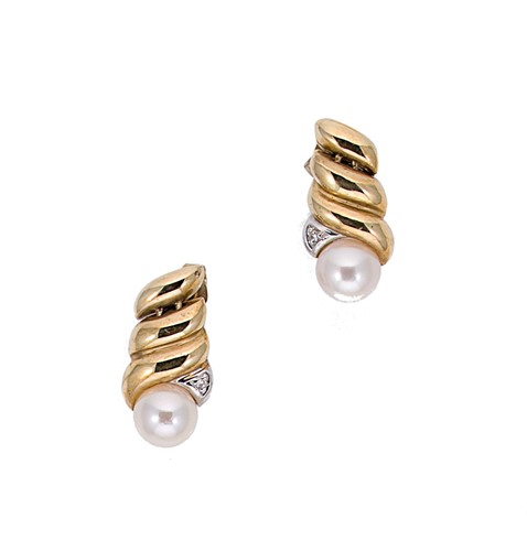 Lot 75 - A pair of cultured pearl ear studs