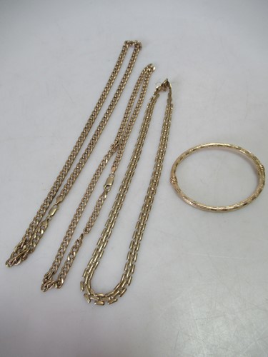 Lot 249 - Three hallmarked 9ct gold chains together with...