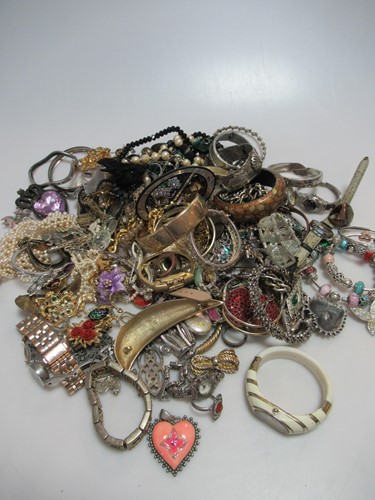 Lot 279 - A large collection of costume jewellery