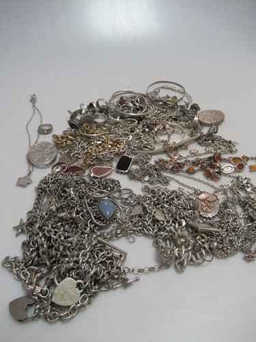 Lot 276 - A large collection of silver jewellery