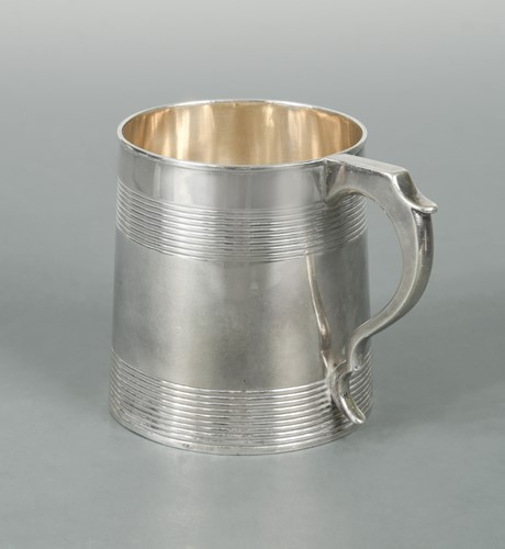 Lot 402 - A George III 18th century silver mug
