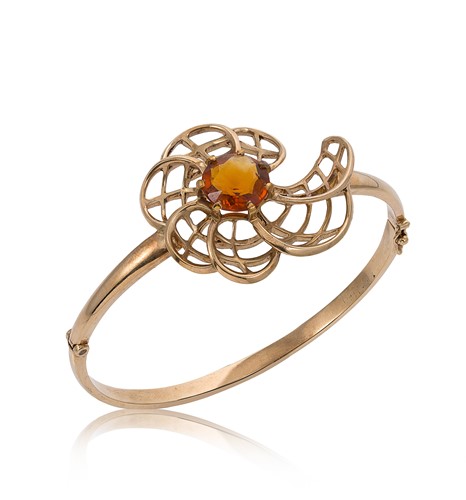 Lot 57 - A late 20th century 9ct gold hinged bangle set with a citrine