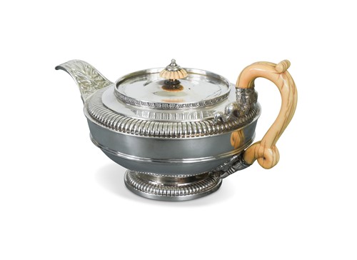 Lot 404 - A George III silver teapot, probable mark of Paul Storr