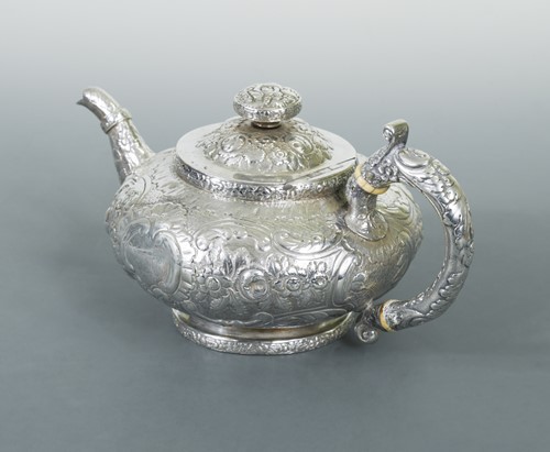 Lot 397 - A George III silver teapot