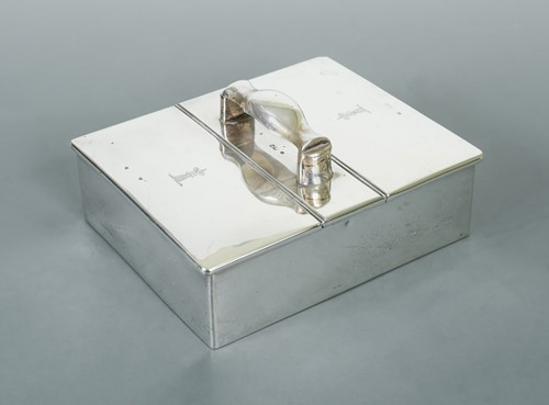 Lot 427 - A Victorian silver table cigarette/cigar box