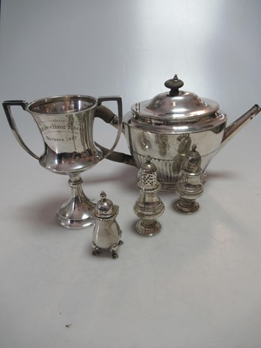 Lot 288 - A Georgian silver teapot, mark of Robert...