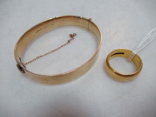 Lot 260 - A hallmarked 22ct gold wedding band, 14.3g,...