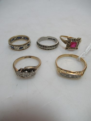 Lot 262 - A 5 stone diamond ring stamped '18ct', 4.1g,...